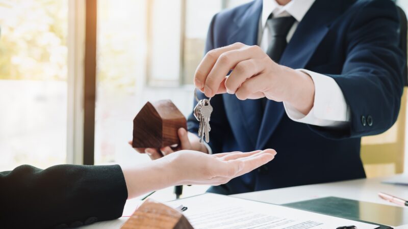 How Does Flat Fee MLS Compare to Full-Service Agents in Arizona?