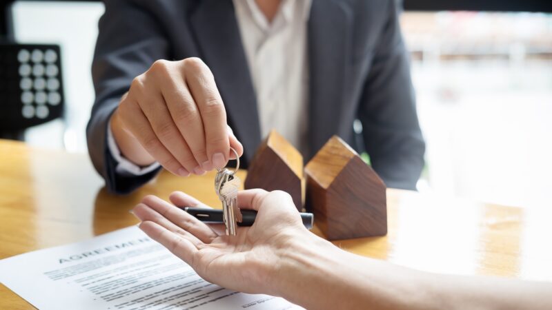 What Is a Flat Fee MLS Broker in Texas and How Do You Choose One?